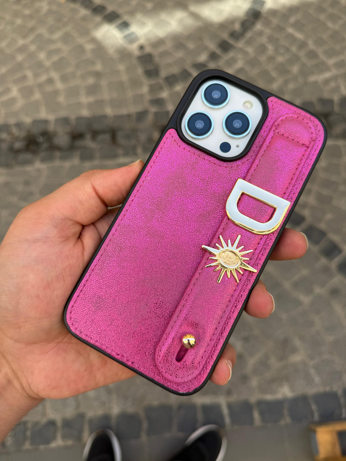 MyPhoneCase Kişiye Özel El Geçmeli Premium Telefon Kılıfı ve 2 adet metal aksesuar (harf veya sembol) - Fuşya